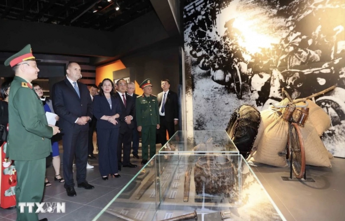 Bulgarian President tours Vietnam Military History Museum